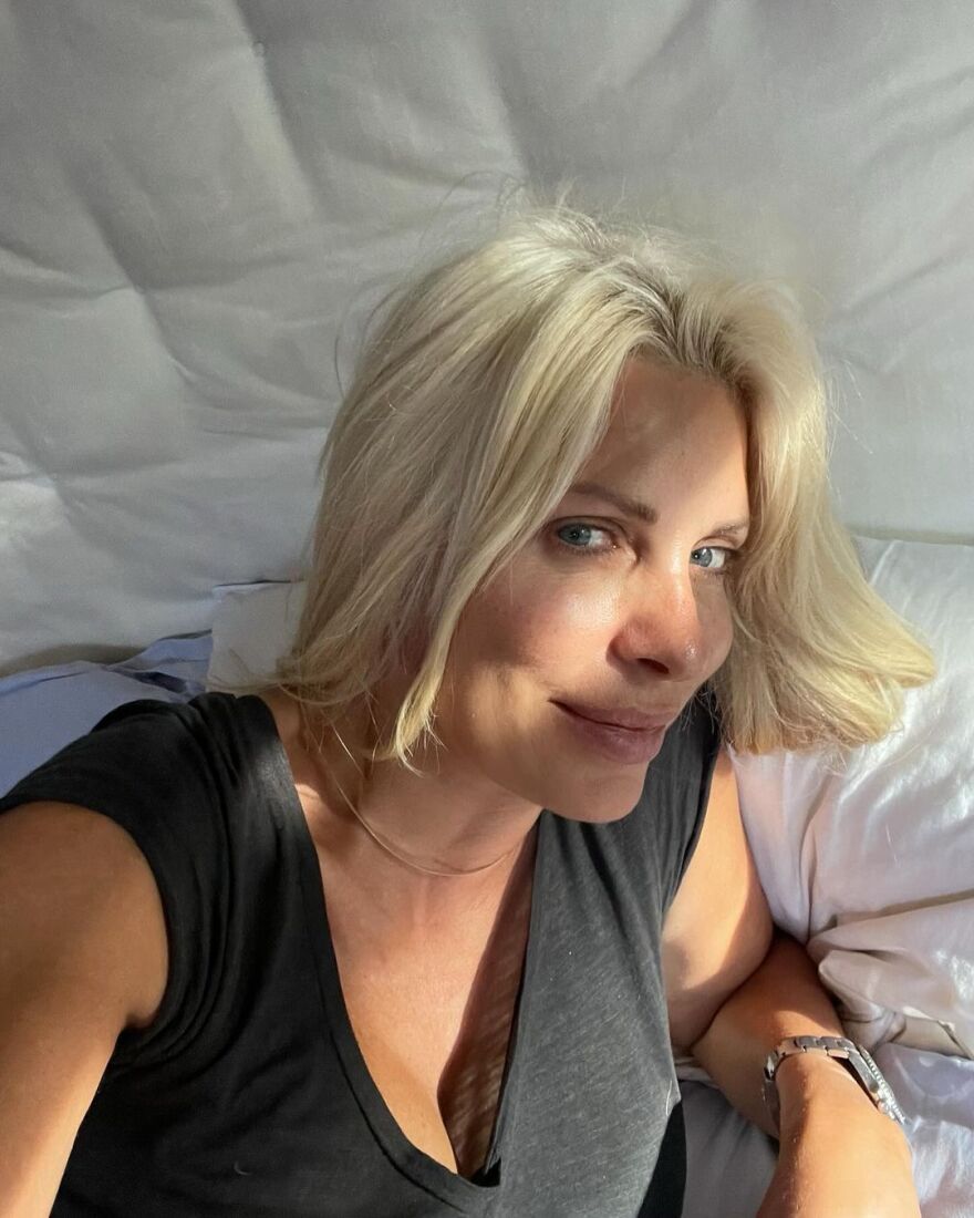 Ελένη Μενεγάκη: Η στροφή στο φυσικό λουκ - Πώς η «βασίλισσα της τηλεόρασης» εξελίχθηκε στη «γυναίκα της διπλανής πόρτας»