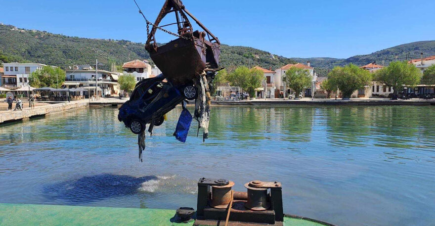 Μαγνησία: «Ψαρεύουν» ακόμα αυτοκίνητα από τον Παγασητικό, επτά μήνες μετά τον Daniel - Δείτε βίντεο και φωτογραφίες