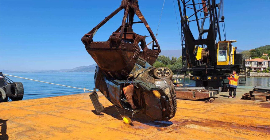 Μαγνησία: «Ψαρεύουν» ακόμα αυτοκίνητα από τον Παγασητικό, επτά μήνες μετά τον Daniel - Δείτε βίντεο και φωτογραφίες