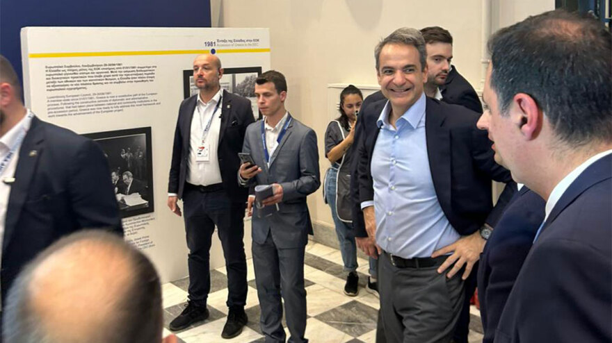 Φωτογραφίες: Η ξενάγηση του Μητσοτάκη σε Βέμπερ και Δημητρίου στον εκθεσιακό χώρο της Νέας Δημοκρατίας