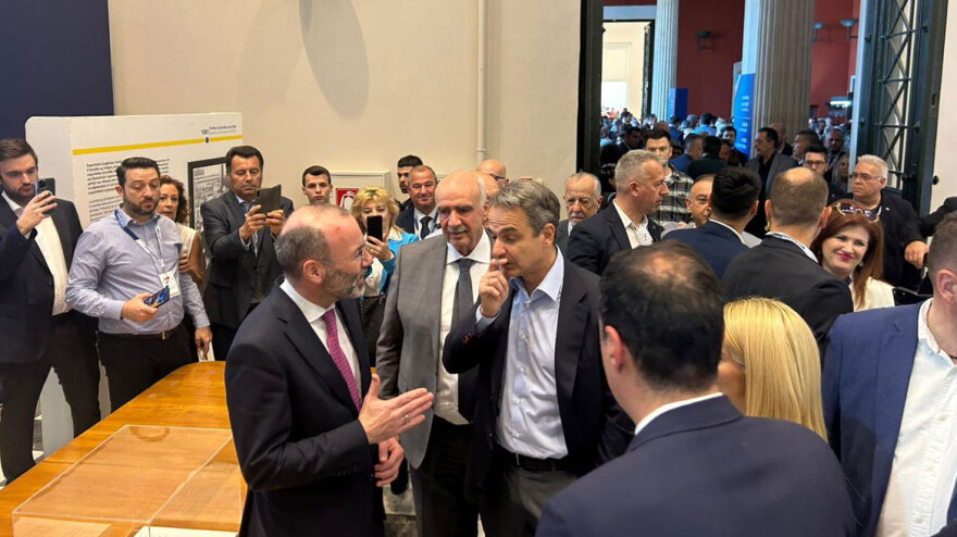 Φωτογραφίες: Η ξενάγηση του Μητσοτάκη σε Βέμπερ και Δημητρίου στον εκθεσιακό χώρο της Νέας Δημοκρατίας