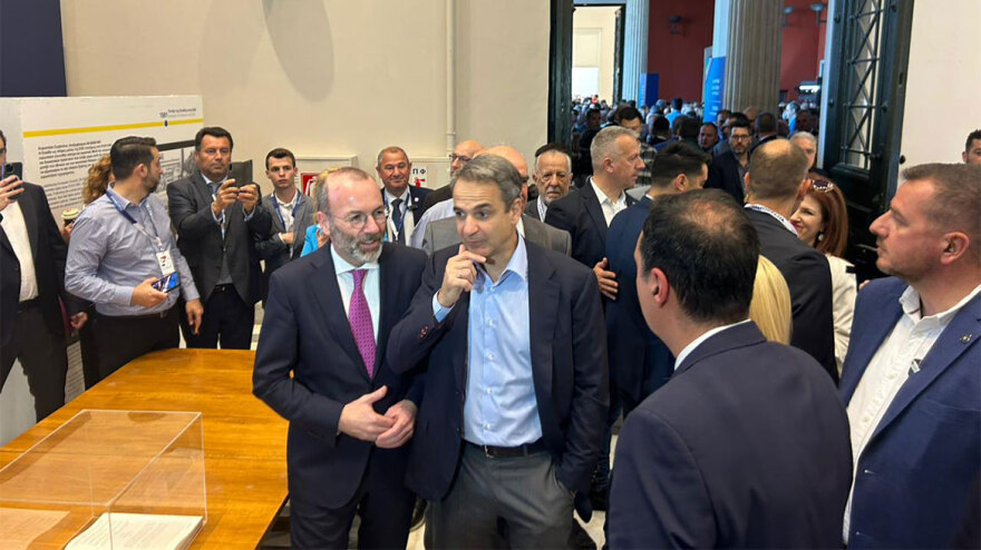 Φωτογραφίες: Η ξενάγηση του Μητσοτάκη σε Βέμπερ και Δημητρίου στον εκθεσιακό χώρο της Νέας Δημοκρατίας