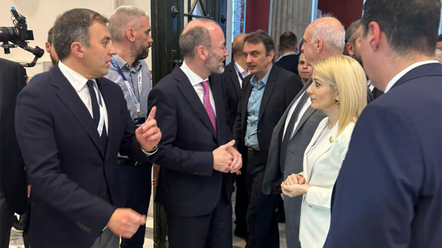 Φωτογραφίες: Η ξενάγηση του Μητσοτάκη σε Βέμπερ και Δημητρίου στον εκθεσιακό χώρο της Νέας Δημοκρατίας