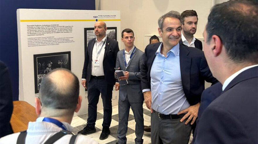 Φωτογραφίες: Η ξενάγηση του Μητσοτάκη σε Βέμπερ και Δημητρίου στον εκθεσιακό χώρο της Νέας Δημοκρατίας