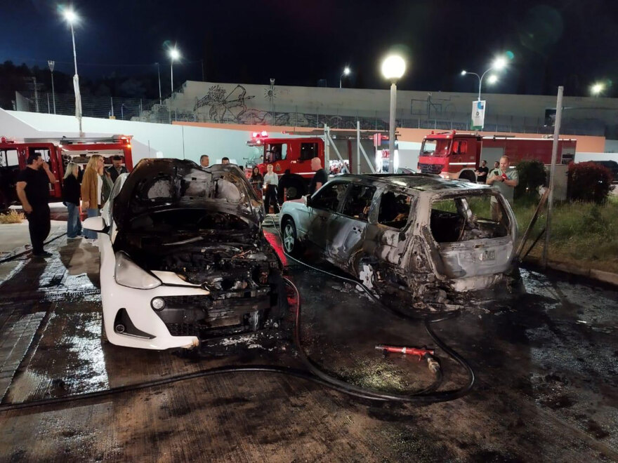 Γαλάτσι: Στις φλόγες τυλίχθηκε το αυτοκίνητο του ηθοποιού Γιώργου Αμούτζα - Δείτε βίντεο, φωτογραφίες