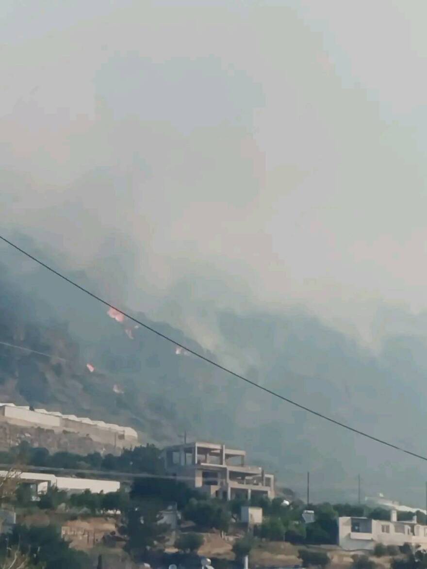 Κρήτη: Μεγάλη φωτιά στην Ιεράπετρα, πνέουν άνεμοι 8 μποφόρ - 112 για εκκενώσεις οικισμών