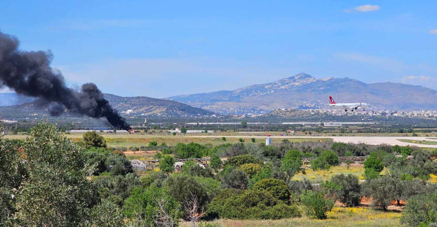 Σπάτα: Φωτιά κοντά στο αεροδρόμιο «Ελ. Βενιζέλος» - Δείτε βίντεο