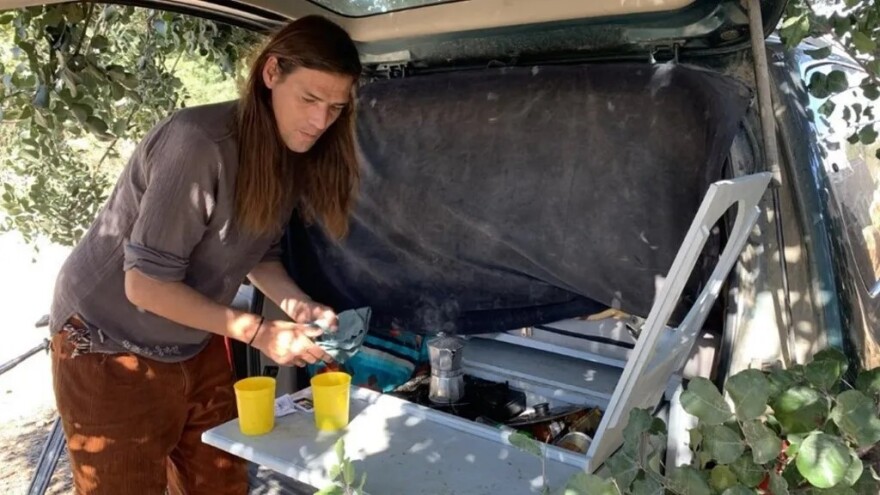 Ίμπιζα: Οι τουρίστες «ξεσπιτώνουν» τους ντόπιους - Στα ύψη τα ενοίκια, κοιμούνται στα αυτοκίνητά τους!