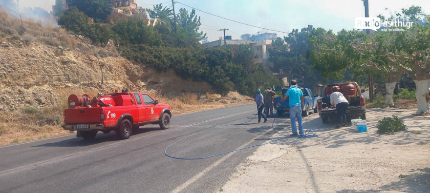 Φωτιά στην Ιεράπετρα: Βελτιωμένη η εικόνα - Μάχη με τις διάσπαρτες εστίες