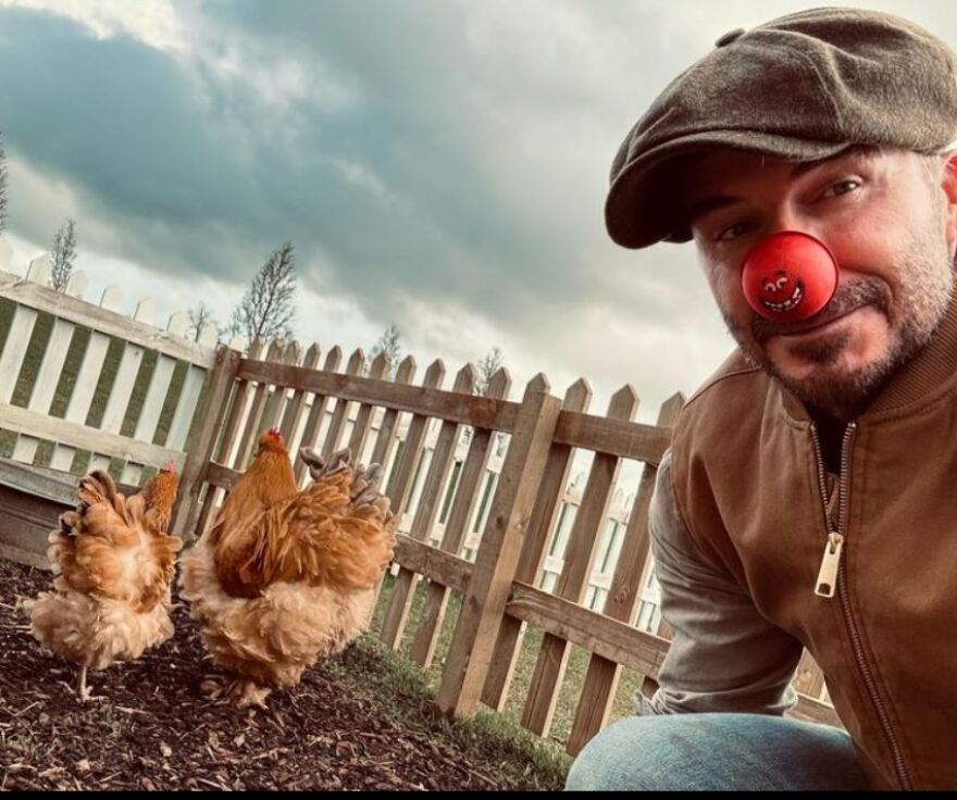 Ο Ντέιβιντ Μπέκαμ χαλαρώνει με τις μέλισσες και τις κότες του - Δείτε βίντεο και φωτογραφίες