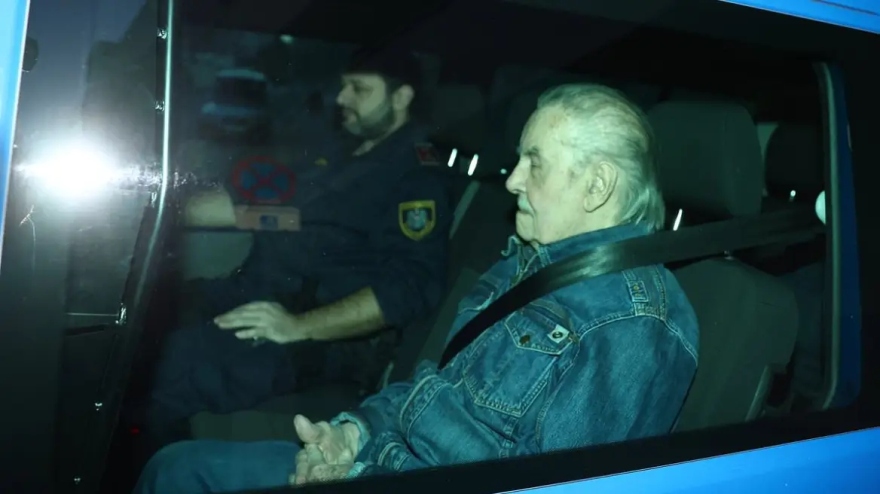 Τόπλες κάνοντας πεζοπορία ποζάρει η δικηγόρος του «τέρατος της Αυστρίας» Γιόσεφ Φριτζλ