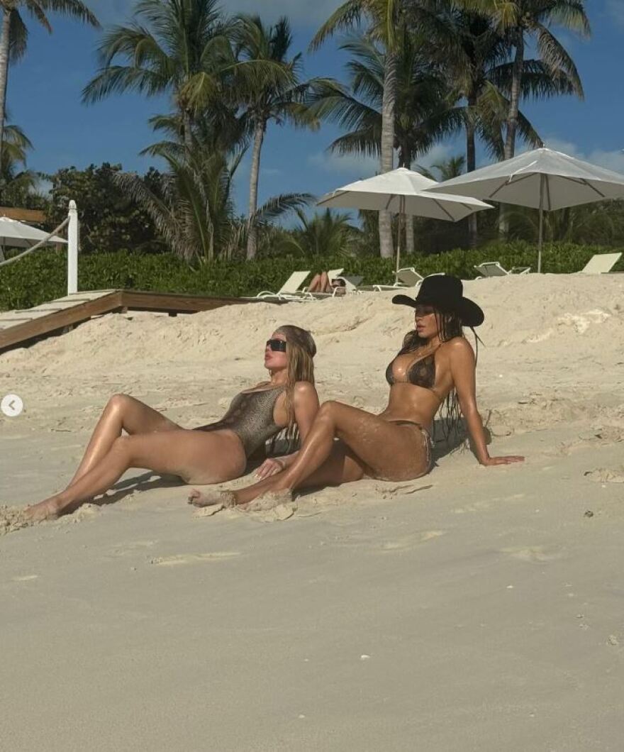 Κιμ Καρντάσιαν: Οι σέξι φωτογραφίες της με μαγιό και καουμπόικο καπέλο