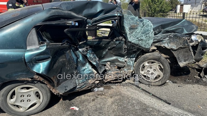 Σφοδρή σύγκρουση δύο οχημάτων στην Αλεξάνδρεια Ημαθίας - Τραυματίστηκαν οι οδηγοί - Βίντεο και φωτογραφίες