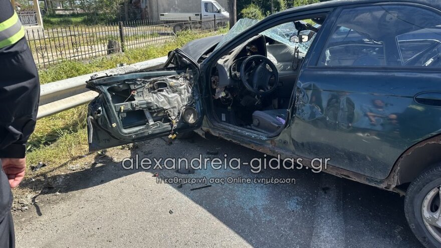 Σφοδρή σύγκρουση δύο οχημάτων στην Αλεξάνδρεια Ημαθίας - Τραυματίστηκαν οι οδηγοί - Βίντεο και φωτογραφίες