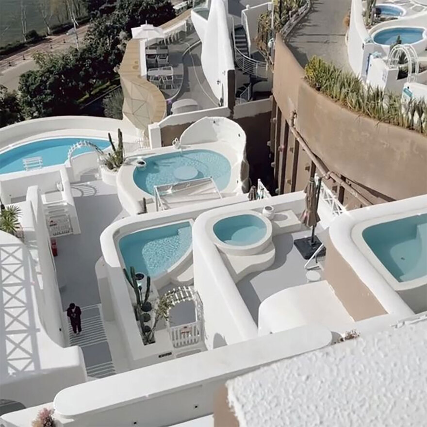 Κίνα: Έφτιαξαν τη δική τους Σαντορίνη με 1 δισ. ευρώ - Δείτε βίντεο από το θέρετρο που θυμίζει Οία