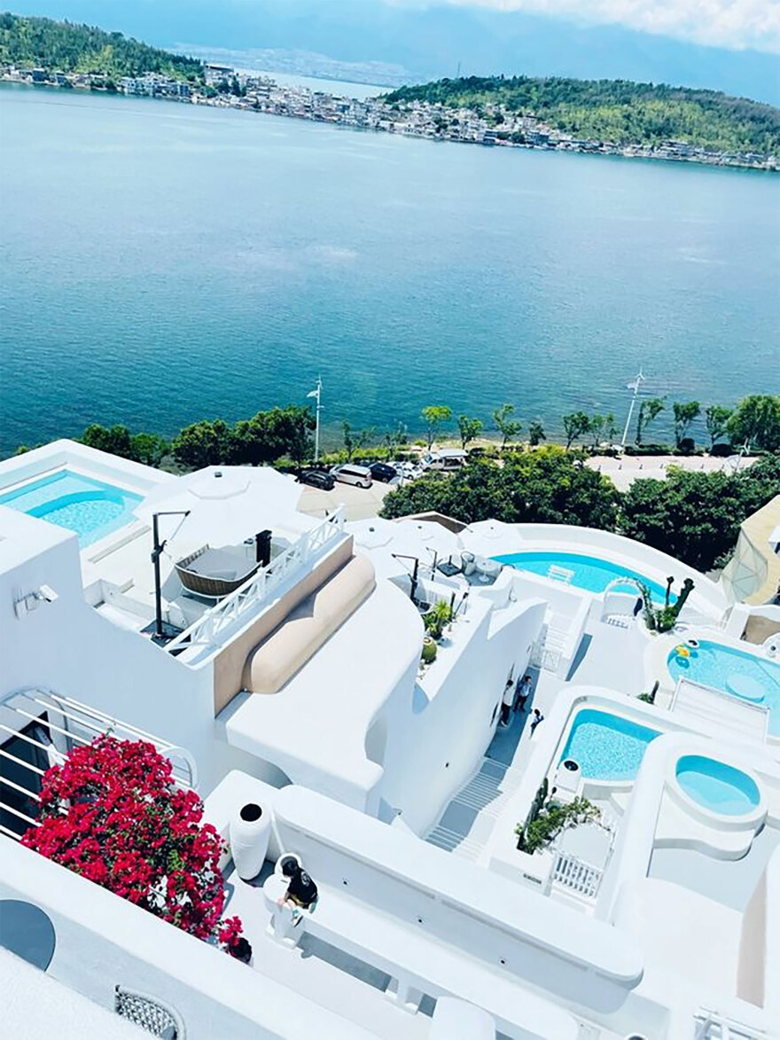 Κίνα: Έφτιαξαν τη δική τους Σαντορίνη με 1 δισ. ευρώ - Δείτε βίντεο από το θέρετρο που θυμίζει Οία