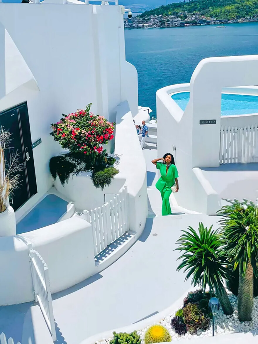 Κίνα: Έφτιαξαν τη δική τους Σαντορίνη με 1 δισ. ευρώ - Δείτε βίντεο από το θέρετρο που θυμίζει Οία