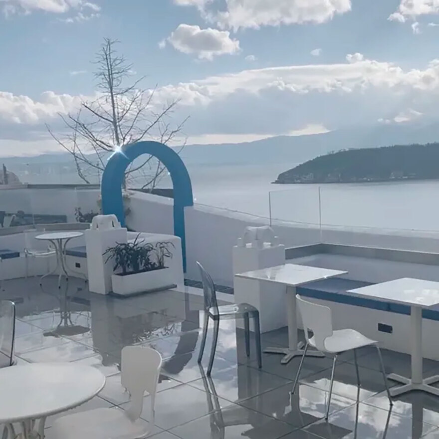 Κίνα: Έφτιαξαν τη δική τους Σαντορίνη με 1 δισ. ευρώ - Δείτε βίντεο από το θέρετρο που θυμίζει Οία