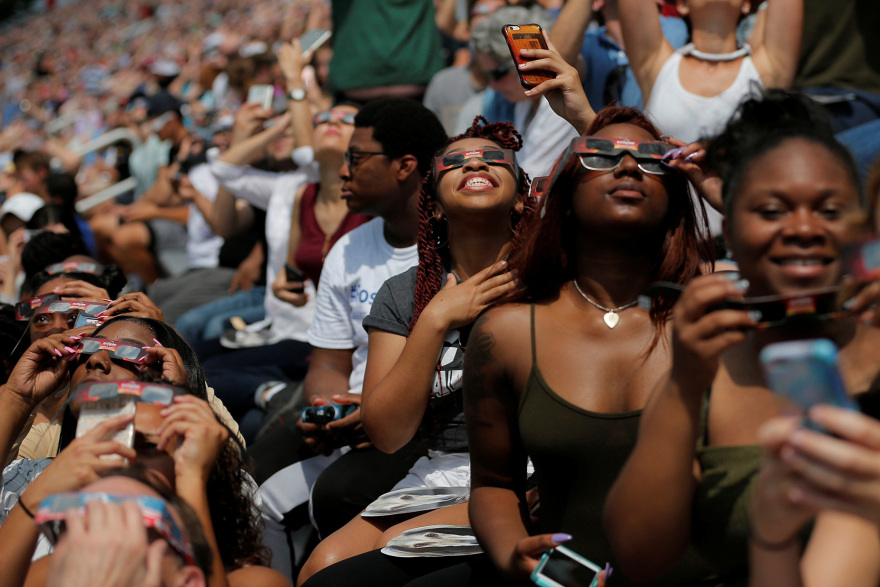 Η ολική έκλειψη ηλίου που μάγεψε τις ΗΠΑ: Οι μαζικοί γάμοι, οι παράξενες αντιδράσεις ζώων και οι θεαματικές εικόνες