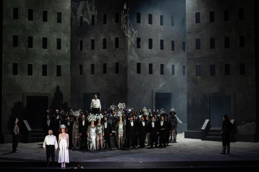 Εθνική Λυρική Σκηνή: Οι πρώτες, εντυπωσιακές εικόνες από τη νέα παραγωγή όπερας «Η άνοδος και η πτώση της πόλης Μαχαγκόννυ»