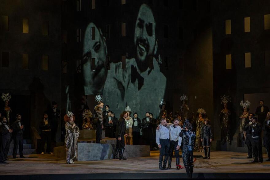 Εθνική Λυρική Σκηνή: Οι πρώτες, εντυπωσιακές εικόνες από τη νέα παραγωγή όπερας «Η άνοδος και η πτώση της πόλης Μαχαγκόννυ»