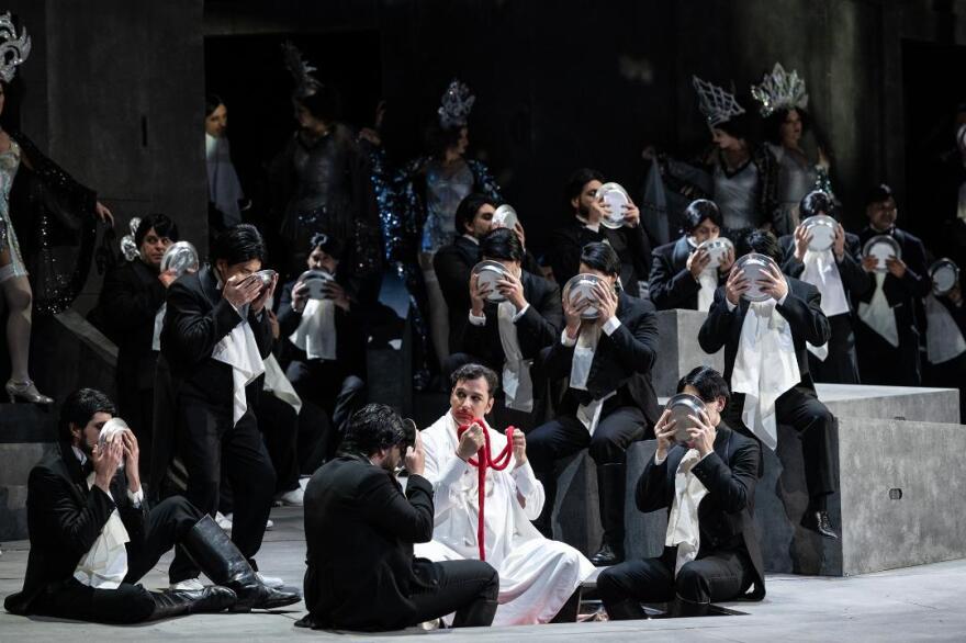 Εθνική Λυρική Σκηνή: Οι πρώτες, εντυπωσιακές εικόνες από τη νέα παραγωγή όπερας «Η άνοδος και η πτώση της πόλης Μαχαγκόννυ»