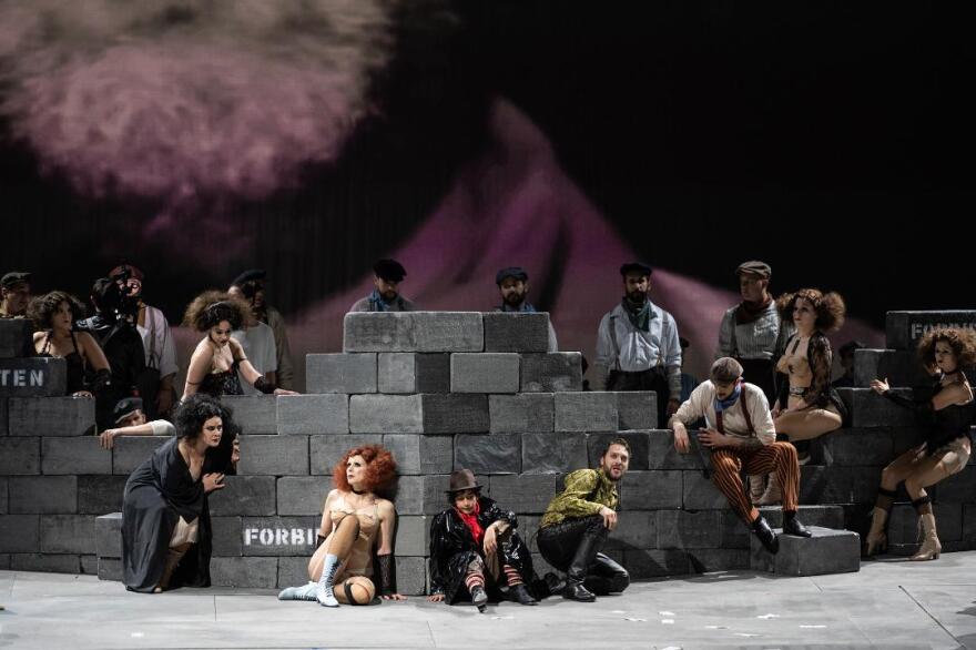 Εθνική Λυρική Σκηνή: Οι πρώτες, εντυπωσιακές εικόνες από τη νέα παραγωγή όπερας «Η άνοδος και η πτώση της πόλης Μαχαγκόννυ»