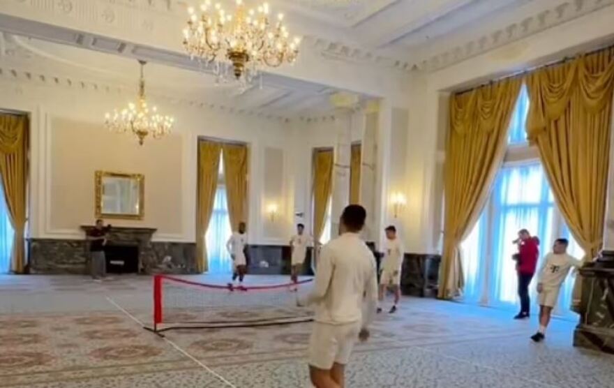 Μπάγερν Μονάχου: Προπονήθηκε πριν την Άρσεναλ σε αίθουσα δεξιώσεων ξενοδοχείου 5 αστέρων στο Λονδίνο - Βίντεο, φωτογραφίες