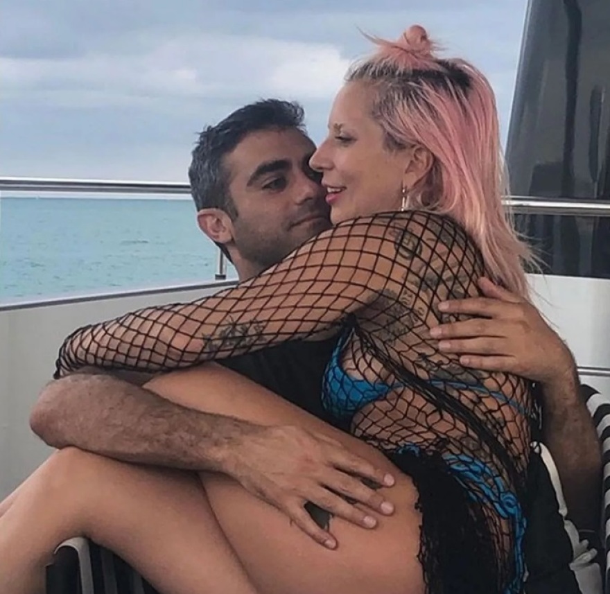 Lady Gaga: Παντρεύεται η τραγουδίστρια τον Μάικλ Πολάνσκι; Η φωτογραφία με το τεράστιο διαμαντένιο δαχτυλίδι