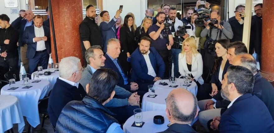 Κυριάκος Μητσοτάκης: Για καφέ με βουλευτές της Νέας Δημοκρατίας στη Θεσσαλονίκη - Δείτε βίντεο