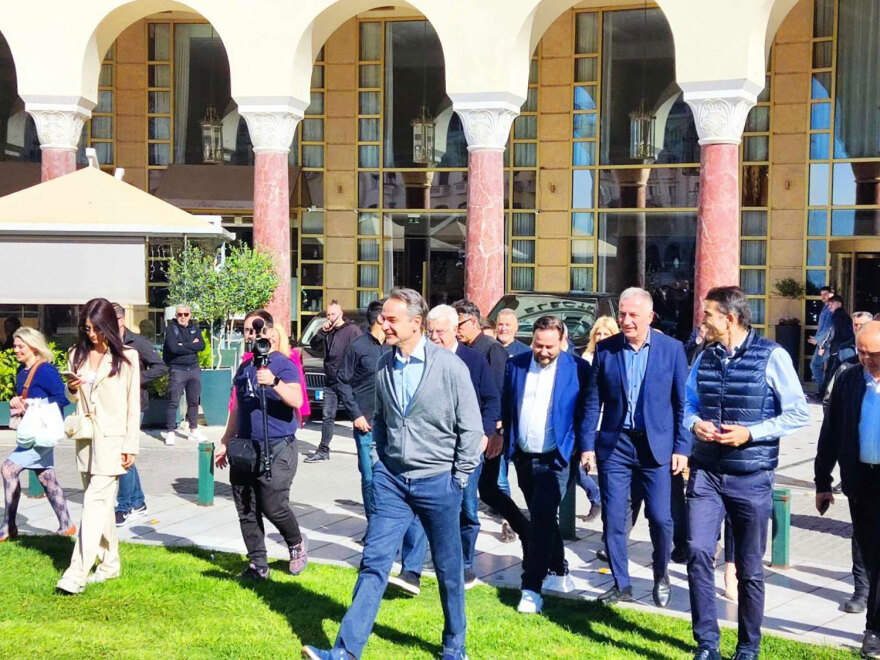 Μητσοτάκης: Ο διάλογος που είχε με μαθήτριες έξω από ξενοδοχείο στη Θεσσαλονίκη