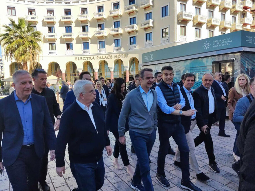 Μητσοτάκης: Ο διάλογος που είχε με μαθήτριες έξω από ξενοδοχείο στη Θεσσαλονίκη