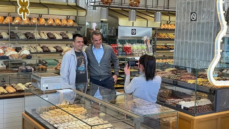 Μητσοτάκης: Ο διάλογος που είχε με μαθήτριες έξω από ξενοδοχείο στη Θεσσαλονίκη