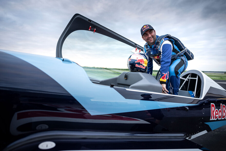 Πιλότοι «χορεύουν» στη σκιά της μεγαλύτερης έκλειψης ηλίου που έγινε ποτέ - Δείτε φωτογραφίες