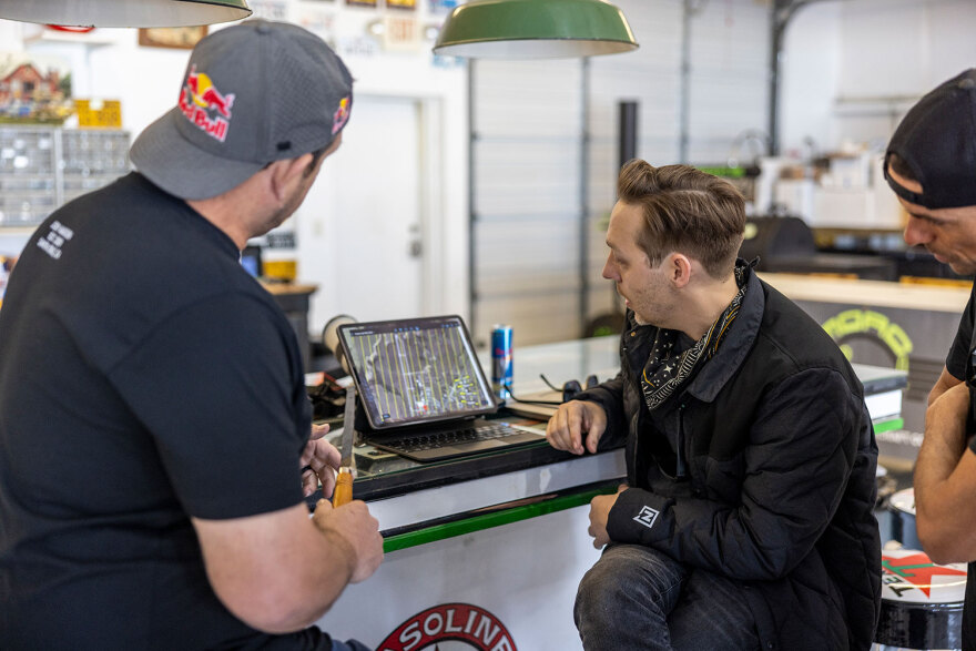 Πιλότοι «χορεύουν» στη σκιά της μεγαλύτερης έκλειψης ηλίου που έγινε ποτέ - Δείτε φωτογραφίες