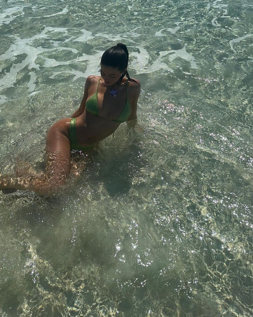 Κάιλι Τζένερ: Απολαμβάνει τις βουτιές της στη θάλασσα 