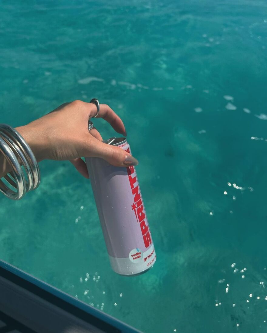 Κάιλι Τζένερ: Απολαμβάνει τις βουτιές της στη θάλασσα 