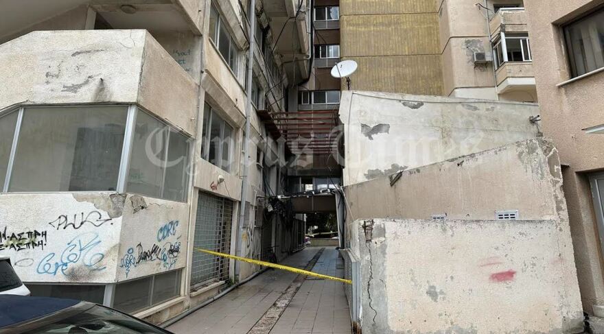  Κύπρος: Αλλοδαπός πήδηξε από τον 5ο όροφο και σκοτώθηκε για να μη συλληφθεί