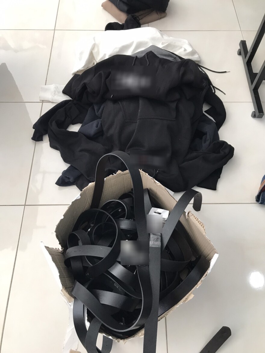 Ηράκλειο: Πάνω από 3.000 μαϊμού προϊόντα βρέθηκαν σε αστυνομική επιχείρηση - Τρεις συλλήψεις 