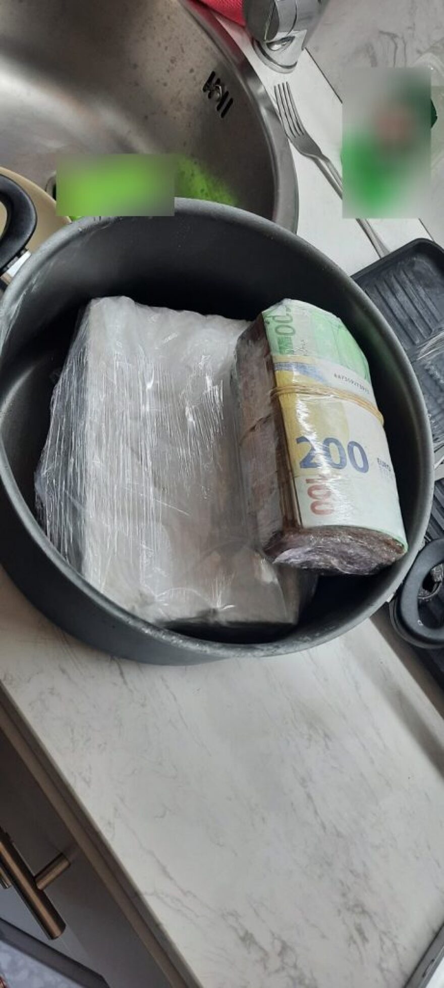 Ο απορροφητήρας «έκρυβε» 20.000€, 1 κιλό κοκαΐνης και 2 κιλά χασίς