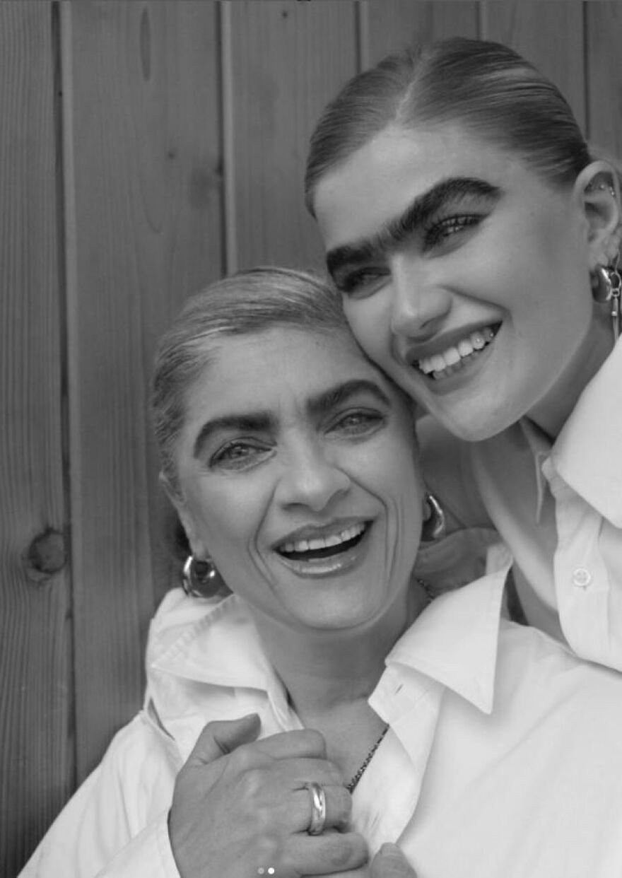 Σοφία Χατζηπαντελή: Είναι σαν δίδυμες, σχολίασαν σε φωτογραφίες με τη μητέρα της