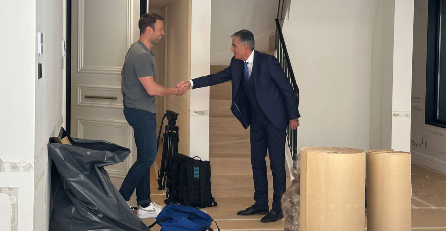 Ο Κασσελάκης έβαλε τις κάμερες μέσα στο υπό ανακαίνιση σπίτι του στο Κολωνάκι