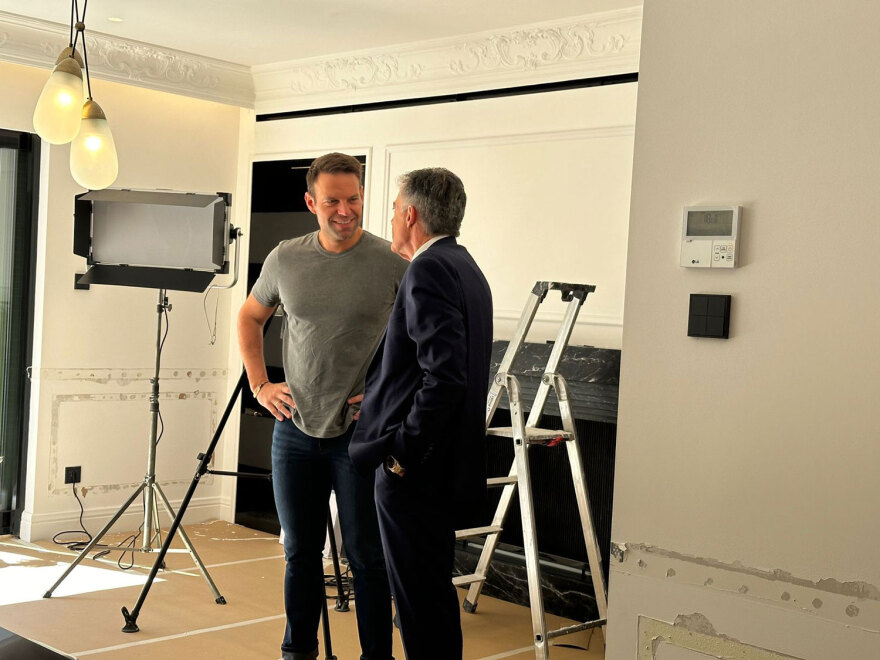 Ο Κασσελάκης έβαλε τις κάμερες μέσα στο υπό ανακαίνιση σπίτι του στο Κολωνάκι