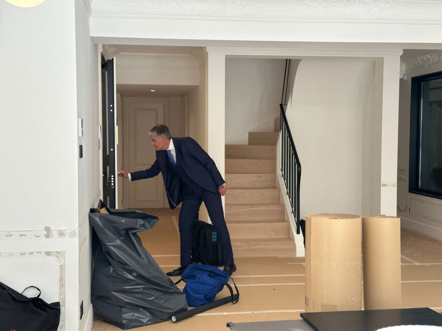 Ο Κασσελάκης έβαλε τις κάμερες μέσα στο υπό ανακαίνιση σπίτι του στο Κολωνάκι