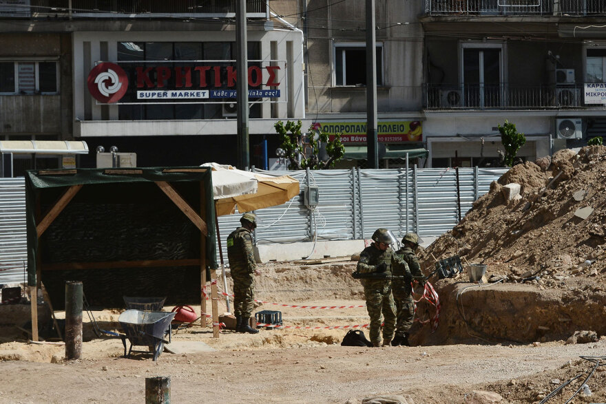 Φωτογραφίες και βίντεο: Βρέθηκε οβίδα του Β' Παγκοσμίου Πολέμου κοντά στην πλατεία Κυψέλης