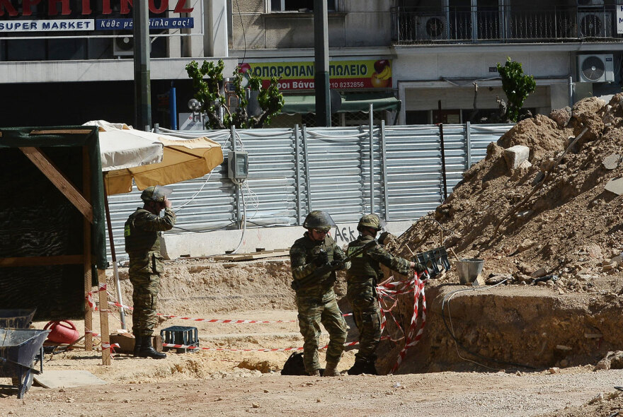 Φωτογραφίες και βίντεο: Βρέθηκε οβίδα του Β' Παγκοσμίου Πολέμου κοντά στην πλατεία Κυψέλης