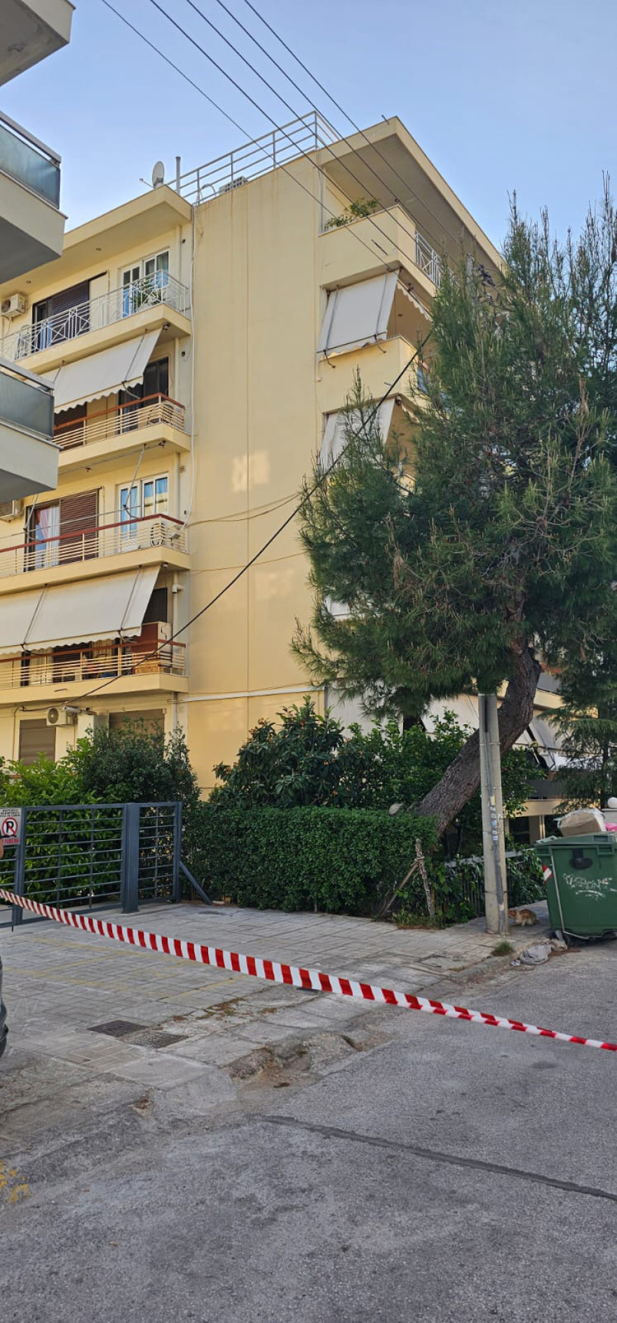 Γλυφάδα: Αυτοκτόνησε άνδρας - Χτυπούσε τη γυναίκα του και αυτοπυροβολήθηκε όταν έγινε αντιληπτός από την ΕΛΑΣ