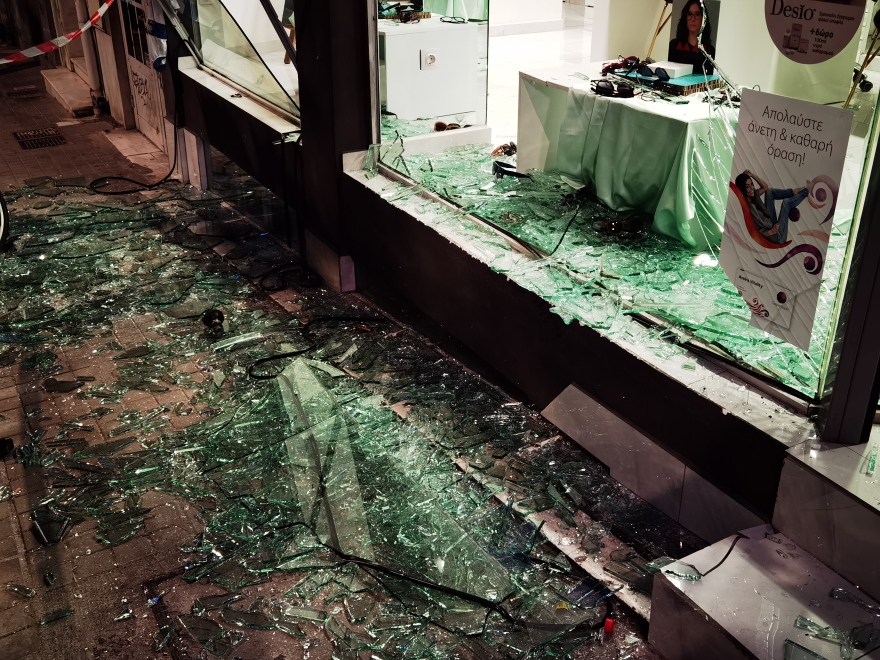 Εξάρχεια: Κουκουλοφόροι πέταξαν βόμβες μολότοφ σε αστυνομικούς - Έσπασαν βιτρίνα καταστήματος