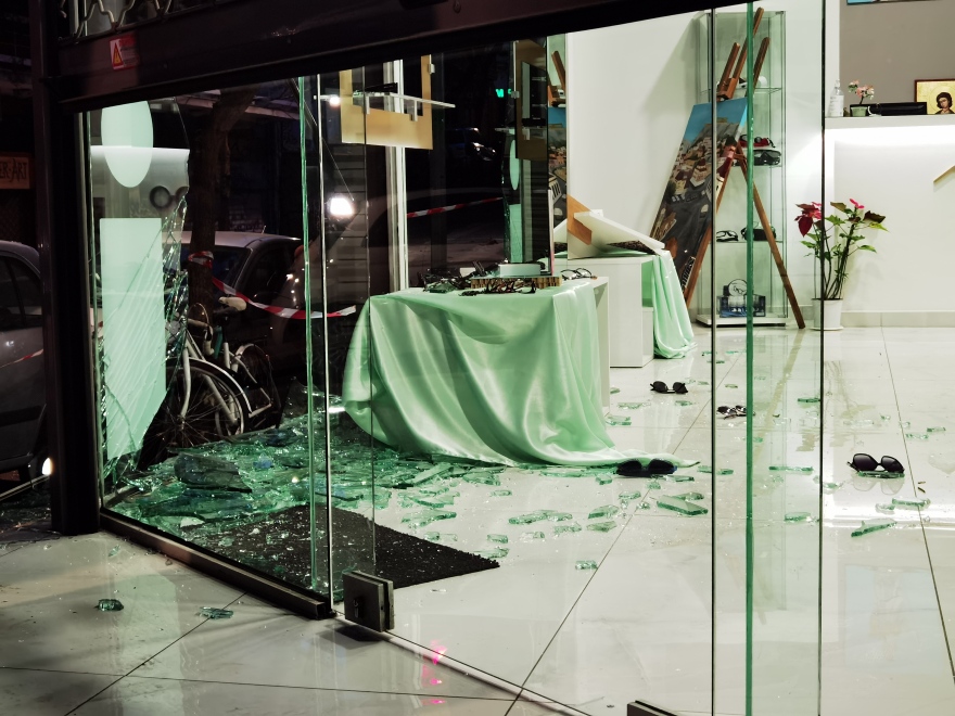 Εξάρχεια: Κουκουλοφόροι πέταξαν βόμβες μολότοφ σε αστυνομικούς - Έσπασαν βιτρίνα καταστήματος