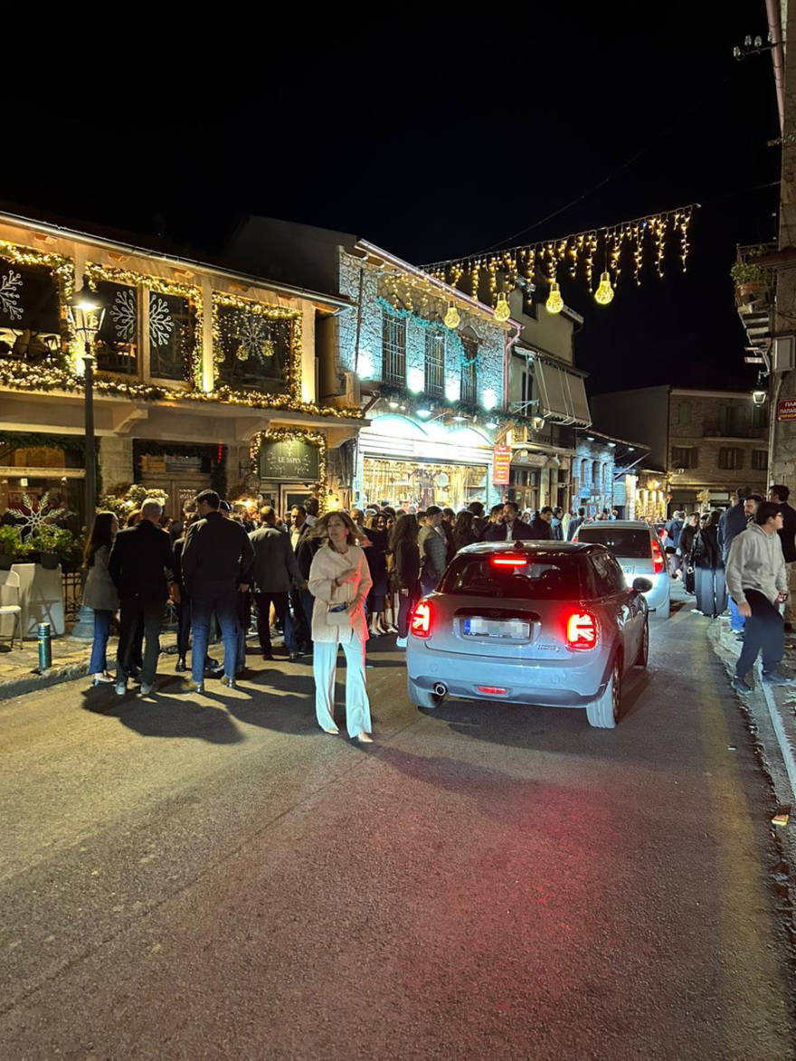 Το Φόρουμ των Δελφών... μπλόκαρε τον κεντρικό δρόμο της Αράχωβας - Δείτε φωτογραφίες